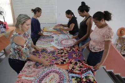 Novos cursos gratuitos estão com inscrições abertas para vendedor e auxiliar administrativo