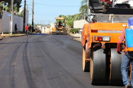 Parceria entre Prefeitura e moradores recupera asfalto em bairros valorizados