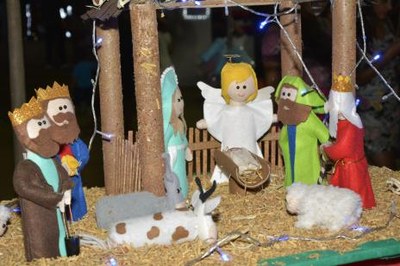 Presépio confeccionado com frascos vazios de remédios vence concurso em Araguaína