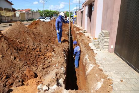 Rede de água implantada em calçadas evitará prejuízos na pavimentação