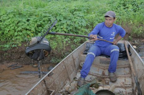Seis toneladas de lixo são retiradas do Lago Azul