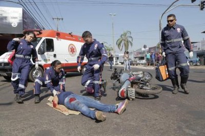 Simulação de acidente chama atenção na abertura da Semana Nacional do Trânsito