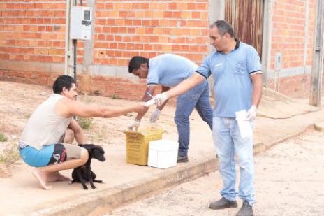 Vacinação nas residências visa combater doença da raiva em Araguaína