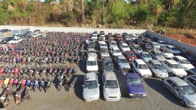 Visitação aos veículos do 2º leilão da ASTT atrai centenas de pessoas