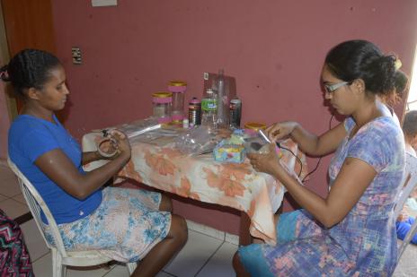Cursos nos bairros estimulam reativação de associação de artesãs na Vila Azul