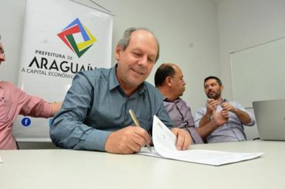 Dimas assina contrato do Complexo de Turismo e Negócios Via Lago