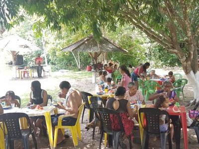 Idosos assistidos do Cras têm dia de lazer em clube