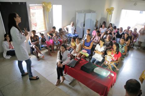 Mães e gestantes participam de roda de conversa na abertura do Agosto Dourado
