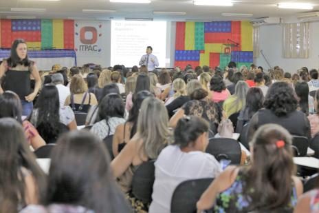 Mais de 400 profissionais da região participam de conferência sobre autismo