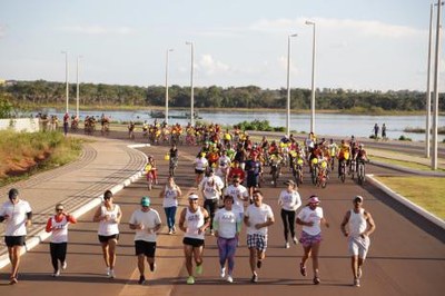 Pedal Amarelo reúne ciclistas e maratonistas por um trânsito mais seguro