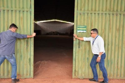 Prefeitura conclui relatório e interdita galpão após retirada de lixo hospitalar