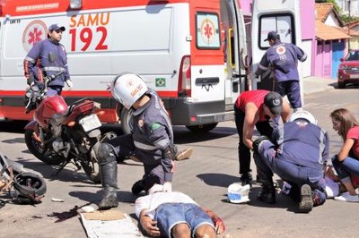 Simulação de acidente alerta para os cuidados no trânsito