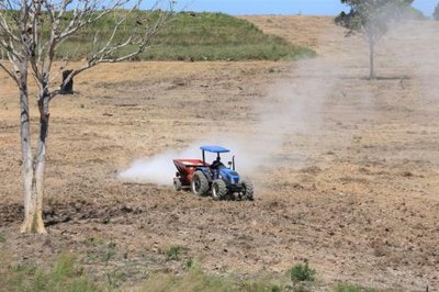 Agricultores do Garimpinho são os primeiros a receber distribuição de calcário