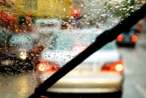 ASTT dá dicas sobre direção defensiva em dias de chuva
