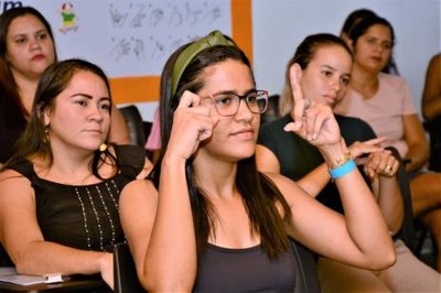 Buscando inclusão de surdos, profissionais da Saúde fazem curso de Libras