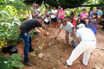 Comunidade recebe aula prática gratuita sobre produção de adubo orgânico