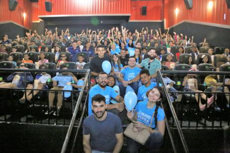 Crianças realizam sonho de ir ao cinema em ação da Semana do Bebê