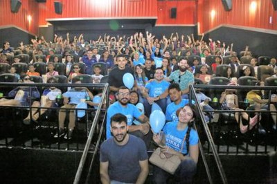 Crianças realizam sonho de ir ao cinema em ação da Semana do Bebê