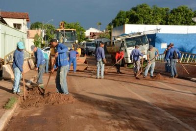 Material de construção irregular em calçadas pode entupir bocas de lobo