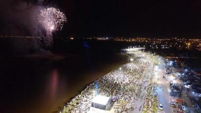 Multidão se reúne na Via Lago para receber 2019