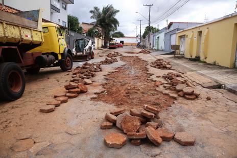 Prefeitura revitaliza ruas com drenagem e sinalização na região central
