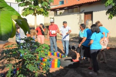 Projeto ensina menores em risco social a preparar horta orgânica