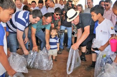 Projeto realiza primeira reintrodução de peixes extintos no Lago Azul