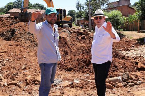 Ronaldo Dimas vistoria obra de drenagem e amplia pavimentação no Setor Itaipu