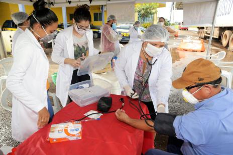 Caminhoneiros em passagem por Araguaína recebem atendimento da Secretaria Municipal da Saúde