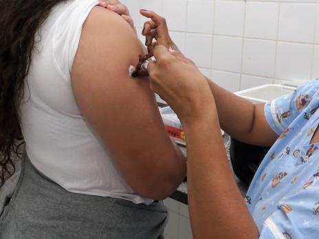 Crianças de 11 e 12 anos devem receber vacina contra meningite