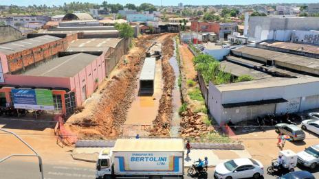 De olho na Via Norte: iniciada instalação das aduelas de concreto armado para macrodrenagem