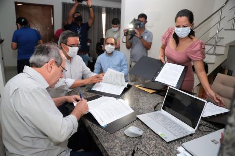 Dimas assina contrato para cursos e ações dedicados às famílias do Lago Azul