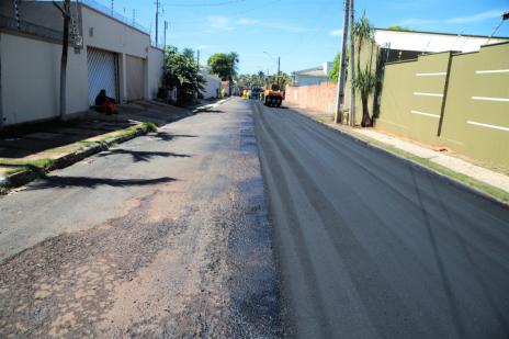 Dimas assina nova ordem de serviço para asfaltar mais 14 bairros em Araguaína