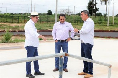 Dimas vistoria obras do Complexo Poliesportivo Beira Lago