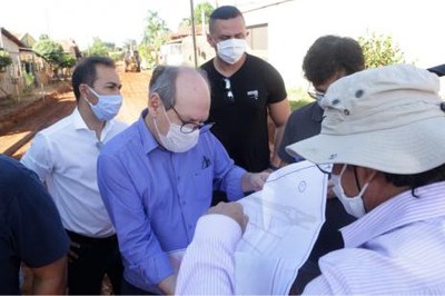 Dimas vistoria obras em início de pavimentação e recapeamento no Bairro de Fátima