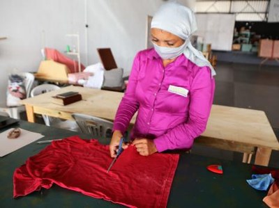 Diretora da Reciclarte ensina como fazer máscara com camiseta velha e meias