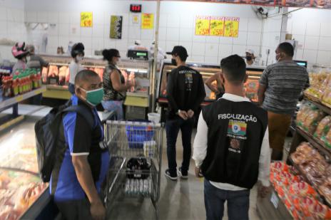 Fiscais orientam sobre medidas restritivas em supermercados de Araguaína