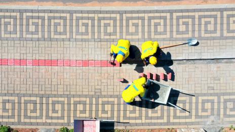 Obras de acessibilidade avançam na Via Lago com implantação de piso tátil