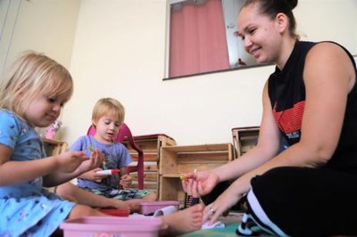 Pais adaptam garagem de casa para seguir rotina de estudo remoto com os filhos durante pandemia