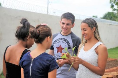 Programa social incentiva o acolhimento de crianças em situação vulnerável por famílias temporárias
