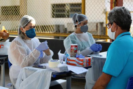Trabalhadores da Educação fazem teste de covid antes do retorno às aulas na zona rural