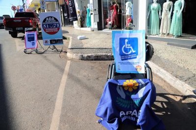 ASTT ocupa vagas de estacionamento com cadeiras de rodas para conscientizar motoristas
