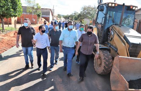 Caravana inédita do prefeito com vereadores vistoria obras em Araguaína