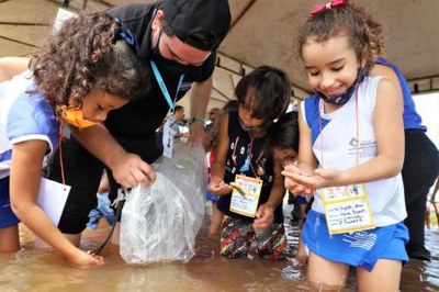 Crianças de escolas municipais e da APAE participam da soltura de peixes no Lago Azul