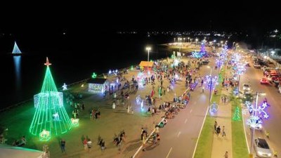 Magia do Natal toma conta da Via Lago com decoração iluminada