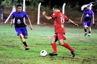 Moradores e autoridades entram em campo no Setor Barros para inaugurar iluminação de LED