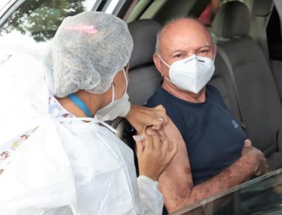 Prefeitura aplica segunda dose drive-thru da vacina contra covid-19 em 1.067 idosos