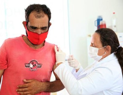 Prefeitura leva vacina contra covid-19 para pessoas em situação de rua em Araguaína