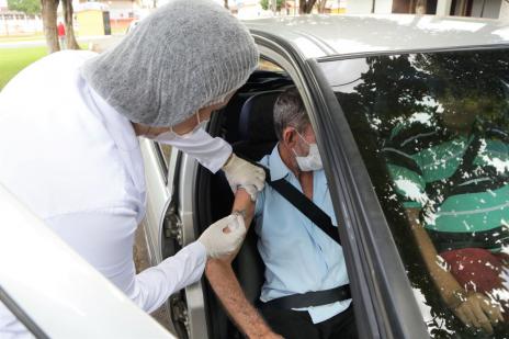 Prefeitura realiza drive thru de vacinação contra covid para idosos acima dos 80 anos nesta sexta-feira, 12
