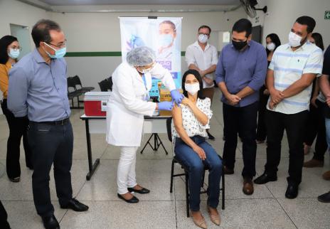 Técnica em enfermagem é a primeira a receber a dose da vacina contra covid em Araguaína